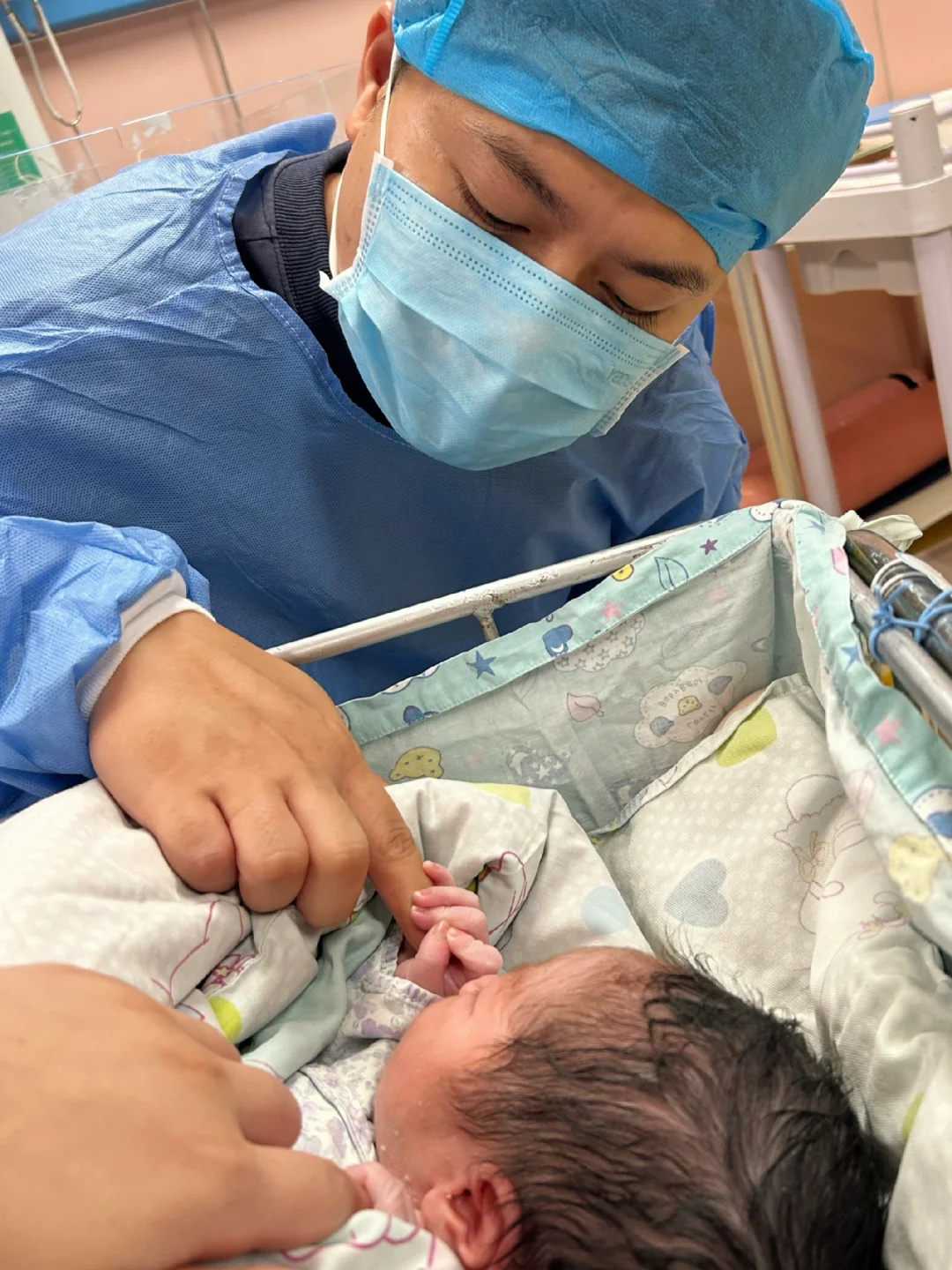 婴儿背带与腰凳:究竟哪个更适合你?