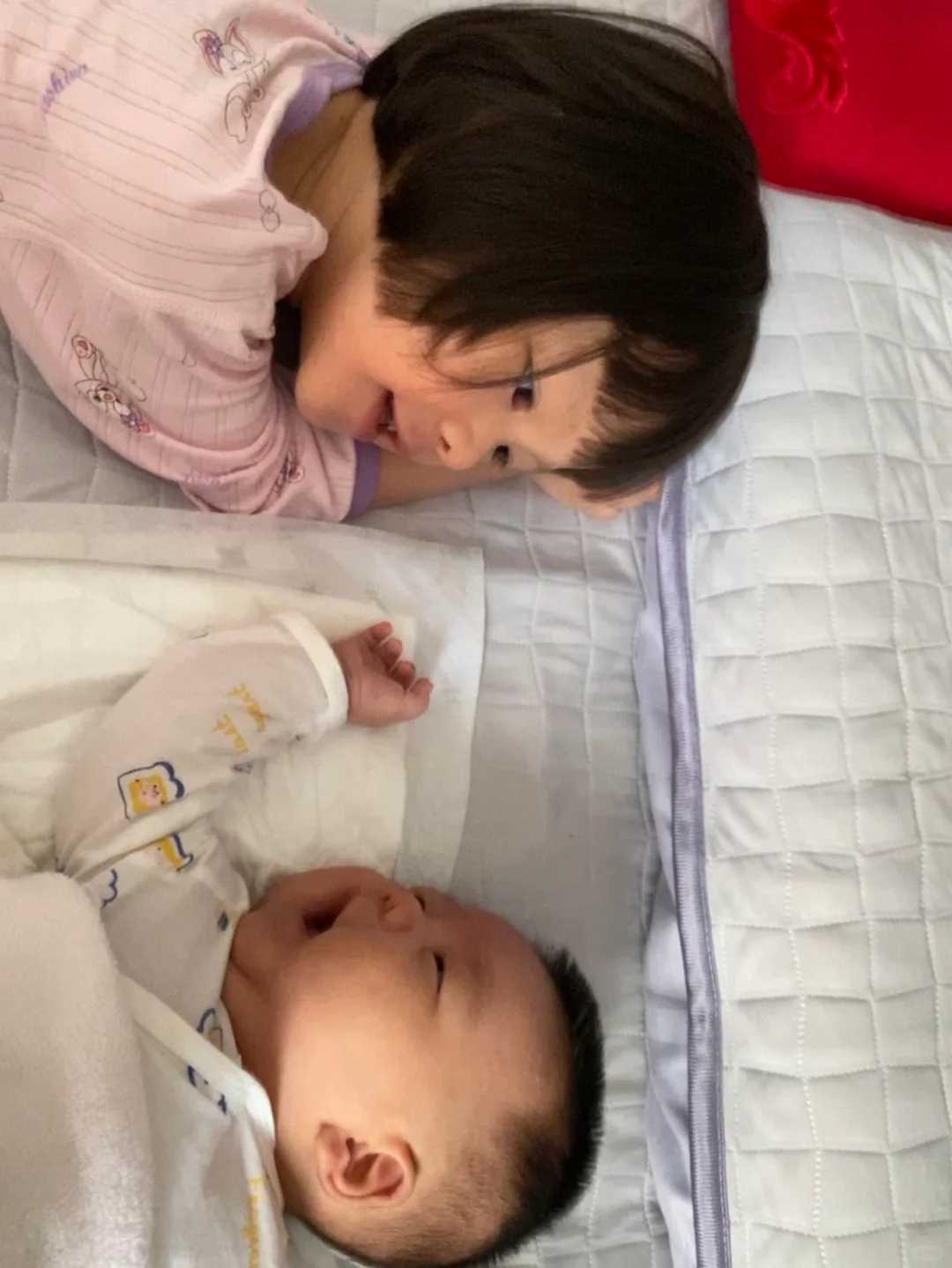 揭秘：怀孕初期的「见红」现象与月经期的神秘差异